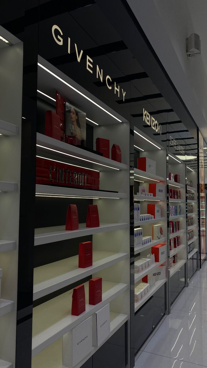 Uniform Solutions for Luxury Boutiques vs. Mass Market Retailers in Saudi Arabia